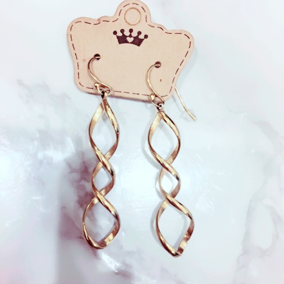 Jewelry - Gold Tone Twist Earrings